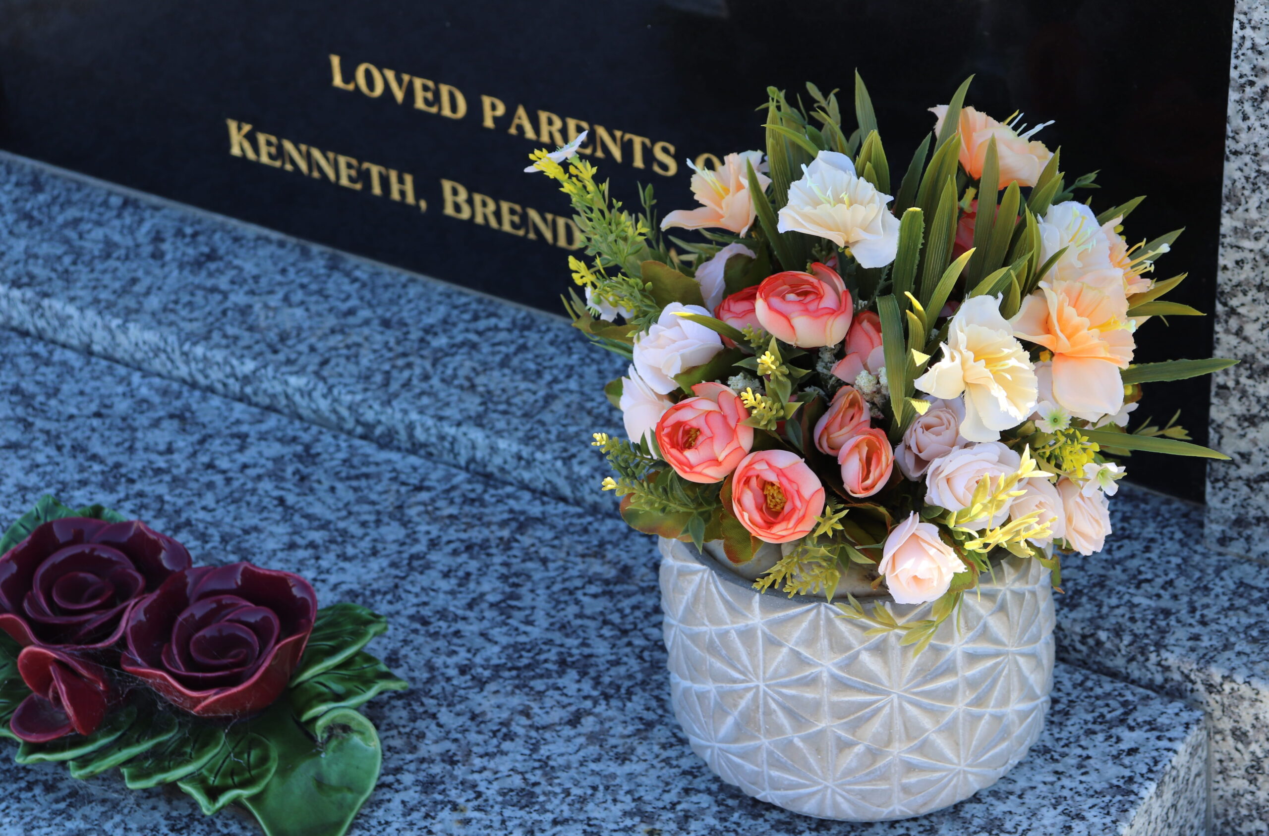 Можно розы на похороны. Композиция из цветов на кладбище. Искусственные цветы на кладбище. Украшение могилы искусственными цветами. Горшки с цветами на кладбище.